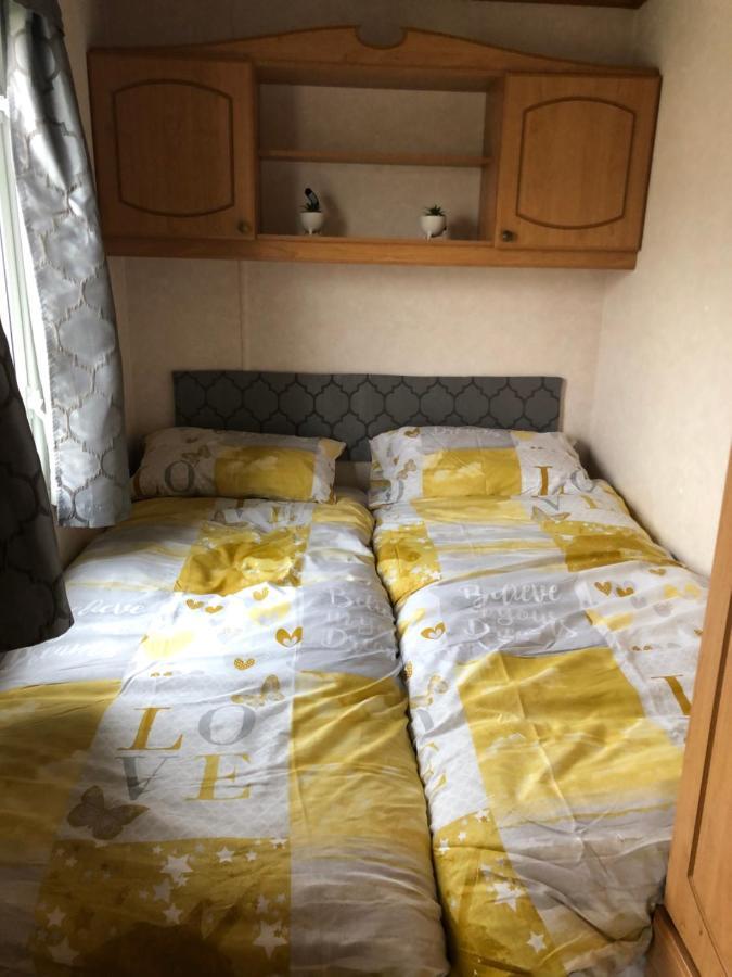Lovely 3 Bedroom 8 Berth Caravan In Campsite *