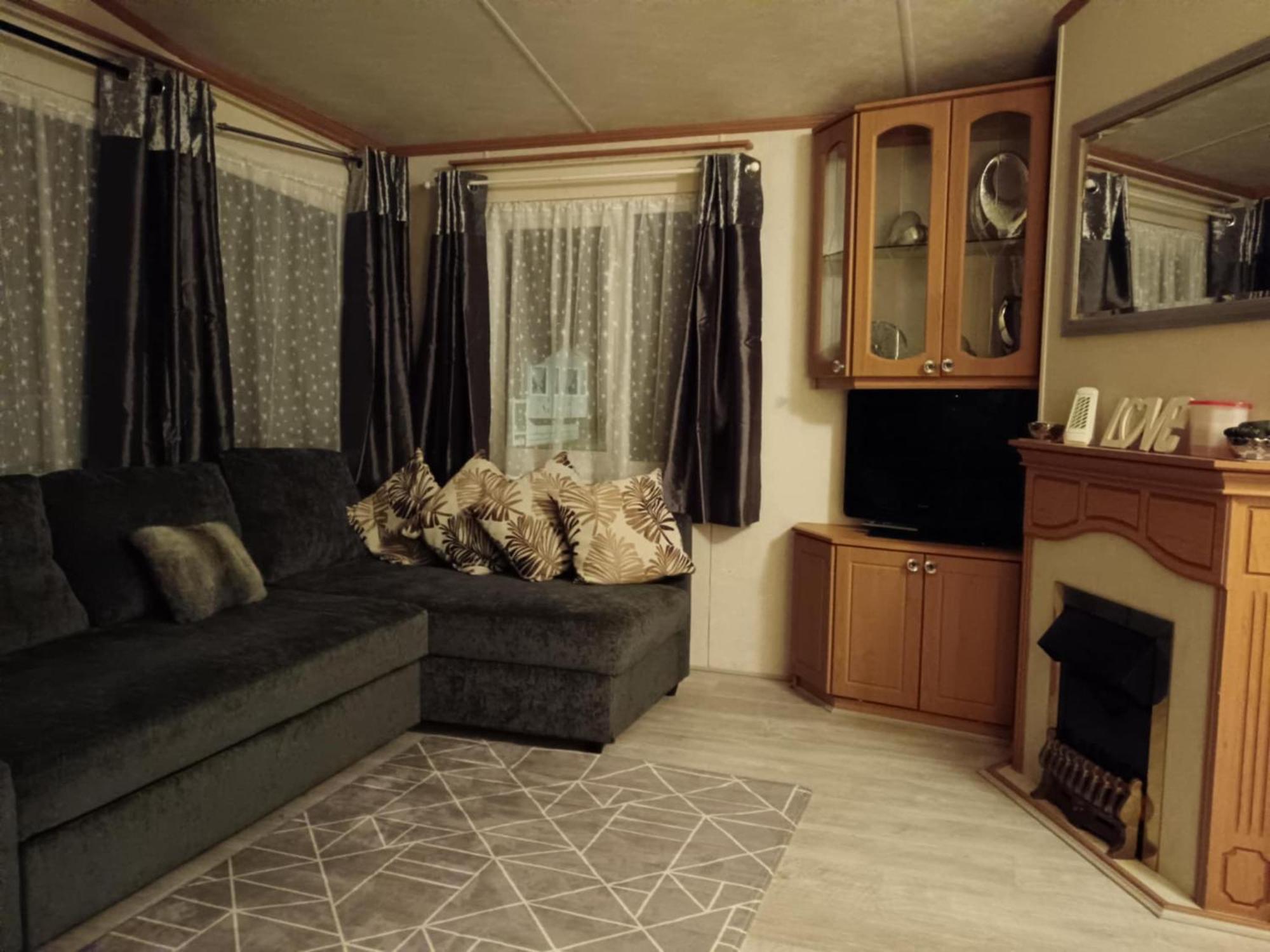 Lovely 3 Bedroom 8 Berth Caravan In Campsite Rhyl