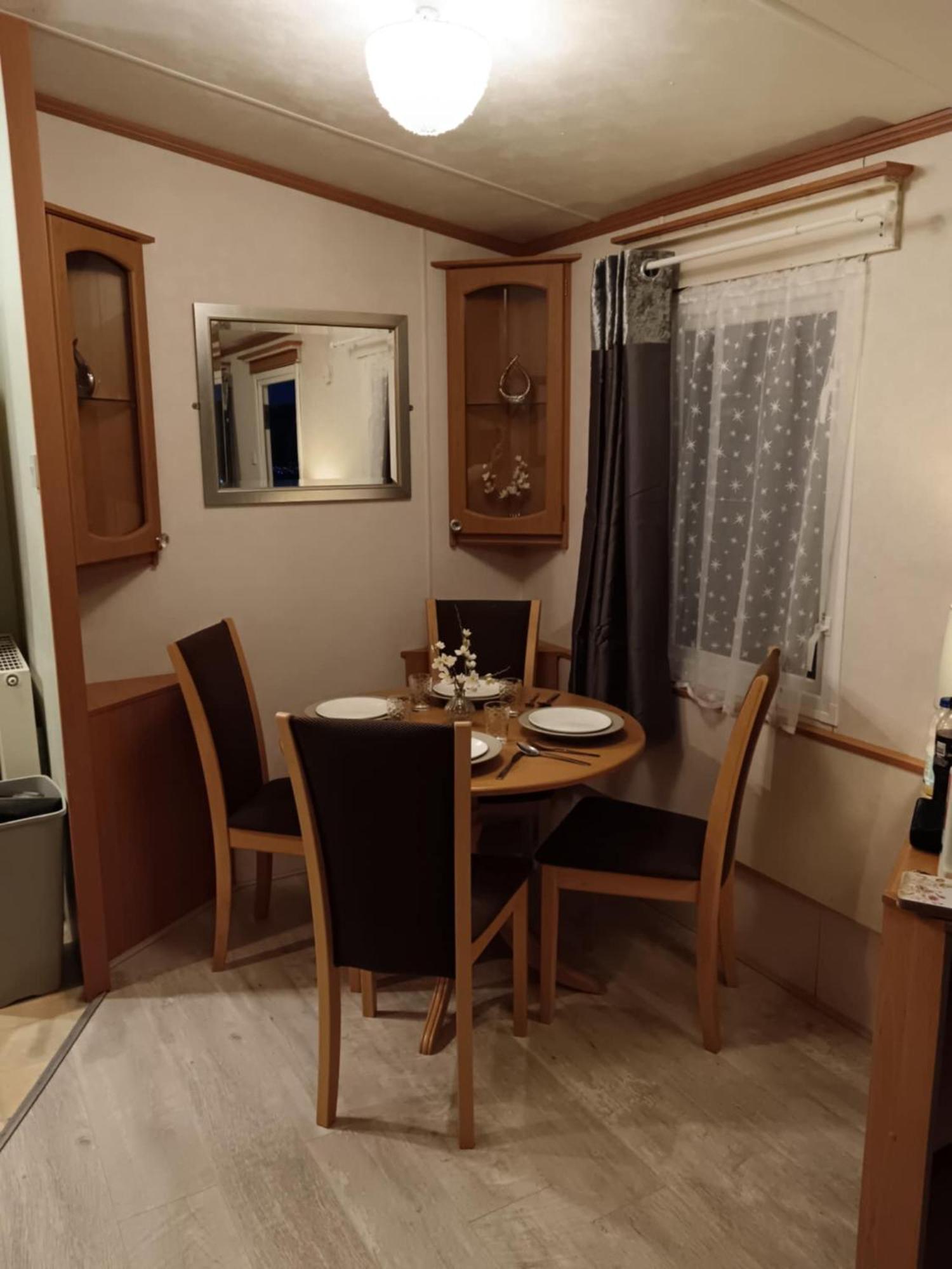 Campsite Lovely 3 Bedroom 8 Berth Caravan In Rhyl